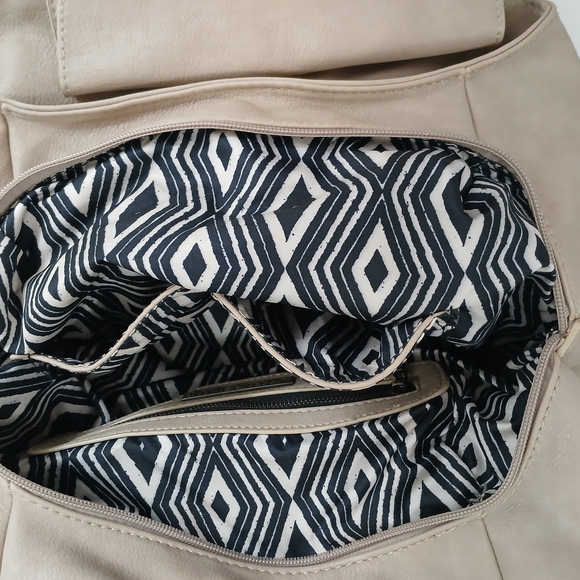 Antik Kraft Cream Shoulder Bag with Slouchy Silhouette - Picture 10 of 15